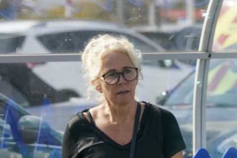 EastEnders' Lucy Benjamin ditches wedding ring after split from husband of 17 years