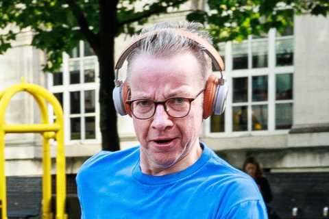 Michael Gove gives thumbs-up on run before slamming ‘spinless’ Starmer during conference speech