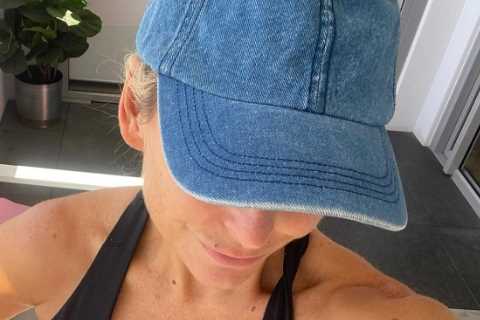 Married At First Sight expert Mel Schilling impresses fans with workout snap as she flashes abs in..