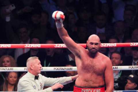 Heartwarming moment Tyson Fury leaves Deji speechless in backstage conversation at KSI vs Tommy Fury