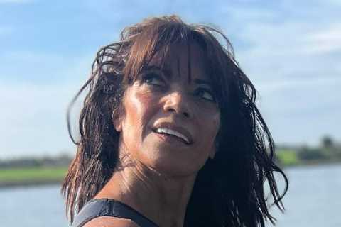 Jenny Powell, 55, Stuns in Swimsuit During Lake Dip