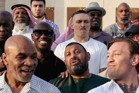 Conor McGregor Has Awkward Encounter with Manny Pacquiao in Star-Studded Photo