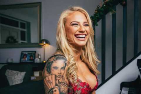 Boxing Queen Ebanie Bridges Plays Piano in Lingerie, Fans Go Wild