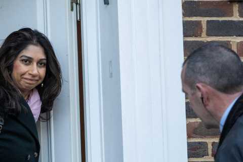 Tory Right-Wingers Urge Rishi Sunak to Keep Suella Braverman as Home Secretary