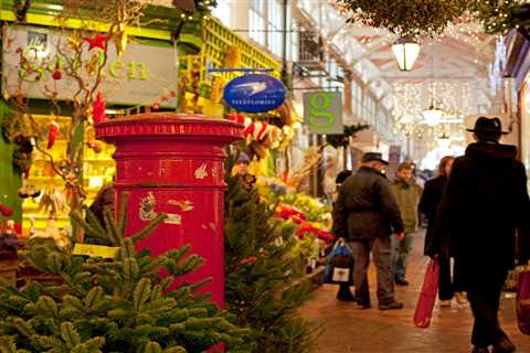 Top Current Accounts to Earn Cashback on Your Christmas Shopping