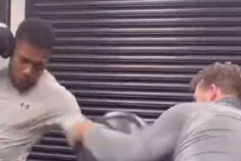 Fans go wild as Anthony Joshua trains with Tyson Fury's former coach ahead of fight