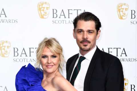 Ashley Jensen Reveals Diamond Ring at Awards Ceremony After Secret Wedding