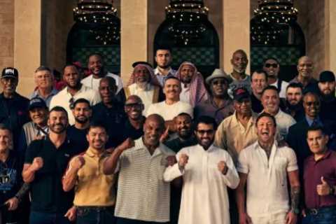 Mastermind behind Fury vs Usyk poses in one of greatest boxing pics of all time with legends..
