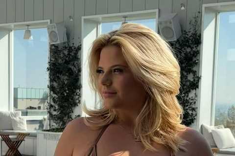 Boxing ring girl Apollonia Llewellyn turns heads in Los Angeles with sizzling bikini photos