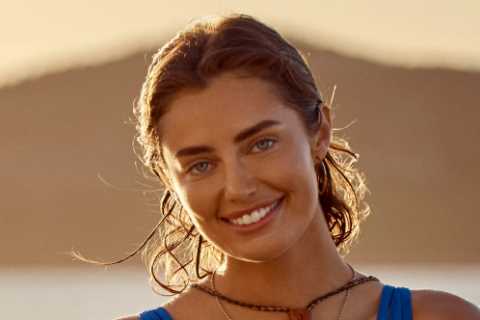 F1 Star Carlos Sainz Jr's Model Girlfriend Stuns in Blue Swimsuit on Beach