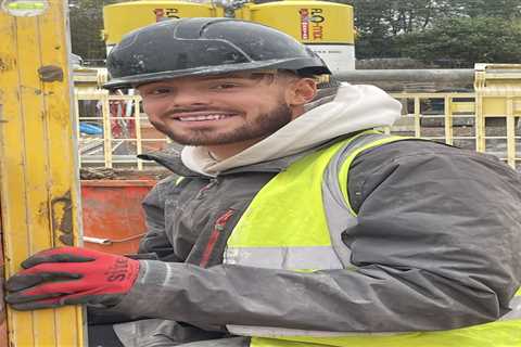 Bricklayer Goes from School Dropout to Earning £10k a Month and Driving a Sportscar
