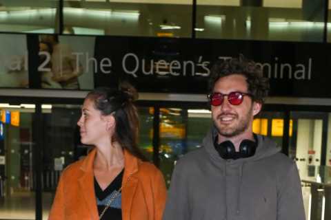 I’m A Celebrity’s Seann Walsh wraps up warm as he arrives back in the UK with pregnant girlfriend