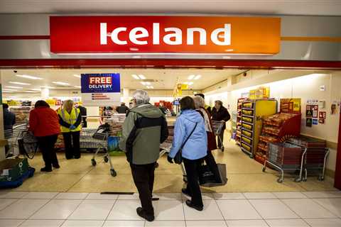 Iceland Boss Takes Business Away from Loan Sharks During Christmas Season
