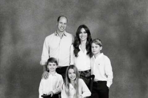 Royal Fans Stunned by Prince Louis' Missing Finger in Christmas Card