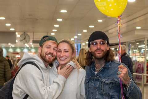 Pete Wicks shares hilariously awkward snap with Sam Thompson and Zara McDermott as they reunite..