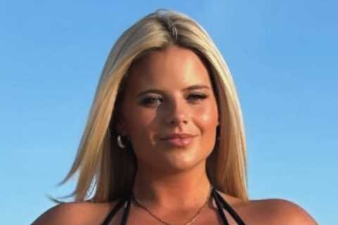 Boxing ring girl Apollonia Llewellyn wows fans with stunning bikini snap
