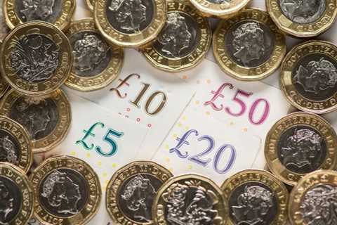 UK households on Universal Credit can claim free cash worth up to £1,000 this Christmas