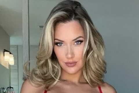 Paige Spiranac stuns in Santa Claus lingerie in festive bedroom photo