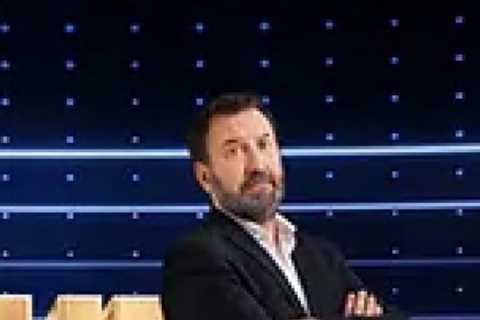 Contestants on The 1% Club Christmas Special Shock Lee Mack with Rude Response