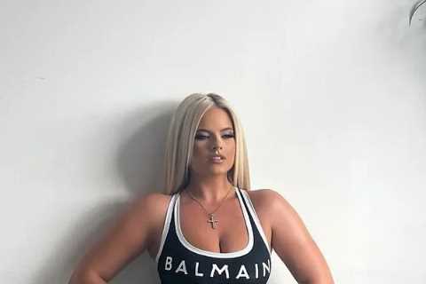Boxing ring girl Apollonia Llewellyn wows fans with daring swimsuit photos