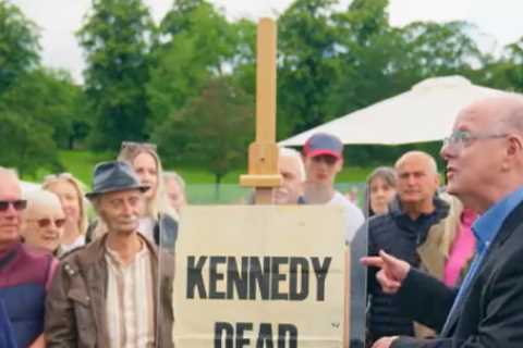 Antiques Roadshow Guest Astounded by Value of Poster Found in Garage