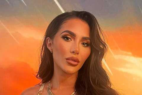 Chloe Brockett wows in revealing outfit, receives praise from co-stars