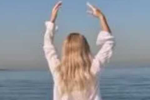 Arsenal Star Kiwior's Twerk Queen Wag Wiggles Her Famous Bum on the Beach as They Enjoy Holiday..