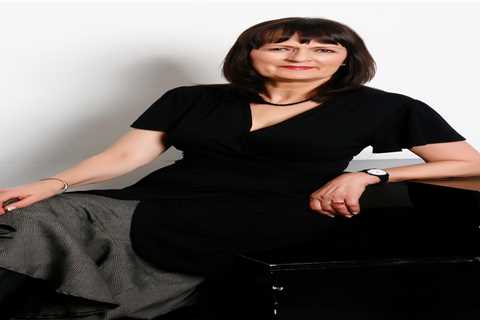 70-Year-Old Woman Earns £750 an Hour as a Body Language Expert
