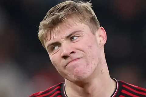 Manchester United Legend Claims Rasmus Hojlund is Struggling to Play with Rashford and Garnacho