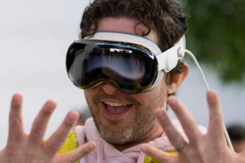 Are People Really Mindlessly Riding in Teslas with Apple's Futuristic Goggles?