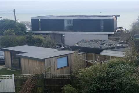 Neighbours Fume Over 'Alien Spaceship' Home
