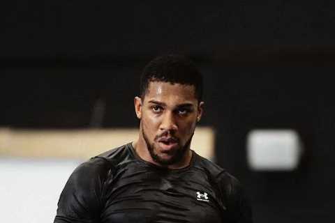 Boxer Agron Smakici Compares Anthony Joshua and Tyson Fury