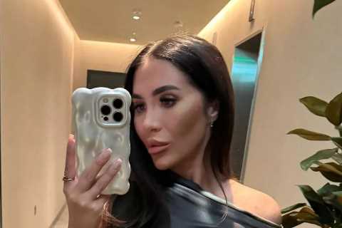 Chloe Brockett Stuns in Grey Bodycon Dress as She Starts New Chapter