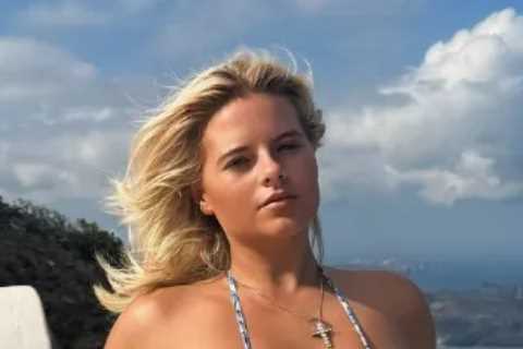 Apollonia Llewellyn dubbed ‘hottest babe in the world’ after sizzling poolside snap