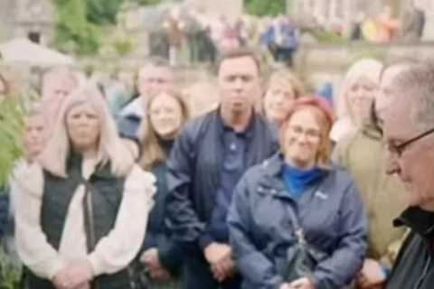 Guest on Antiques Roadshow Shocked by Value of 'Gold Dust' Print