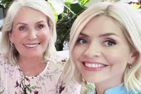 Holly Willoughby's Heartwarming Mother's Day Tribute to Lookalike Mum