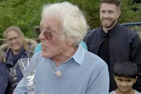 Antiques Roadshow Expert Stuns Guest with Valuation of 50p Wine Glass Worth £2,000