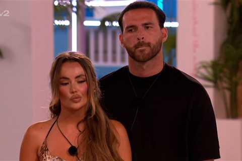 Love Island stars Ronnie and Harriett cuddle up in the UK after shock exit