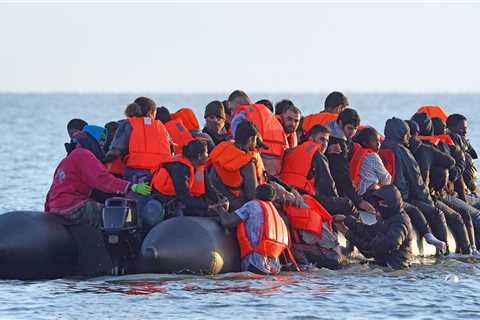 Pressure mounts on Labour to tackle surge in small boat crossings