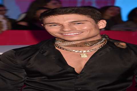 Joey Essex Mobbed by Love Island Fans at Nightclub Appearance