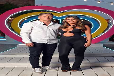 Love Island Fans Claim Finalists are Faking Relationship