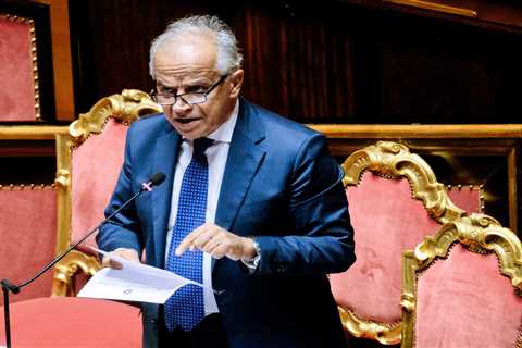 Italy's Interior Minister Calls for UK to Take Lead in European Immigration Crisis