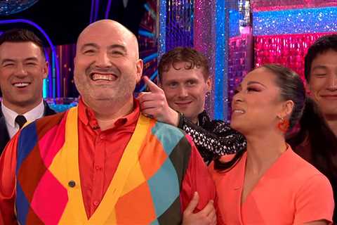 Strictly fans accuse judges of 'overmarking' Wynne Evans despite 'horrible mess' routine