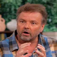 Martin Roberts stunned as Homes Under The Hammer crew find 'dead body' in property