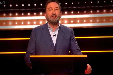 Lee Mack shocked as 15 contestants fail 'easiest question' on The 1% Club