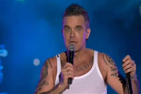 Robbie Williams Calls Out Audience Member During NYE Gig in Australia