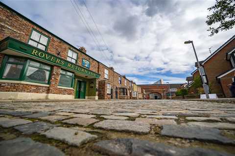 Coronation Street boss quits after 10 years, heads to rival soap amid cast exodus