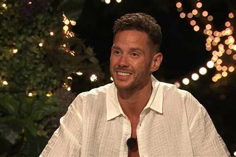 Love Island Fans Speculate Real Reason Scott Left All Stars