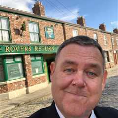 Coronation Street Star Signs New Contract