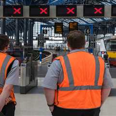 Transport Secretary urges rail industry to modernize for seven-day service